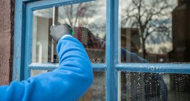 Vyhýbáte se mytí oken? Svěřte je zkušené firmě